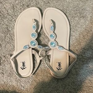 Fioni cream sandals size 9